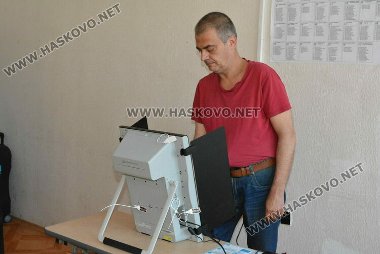 Проблеми с две машини и жалба в началото на изборния ден в Хасковска област