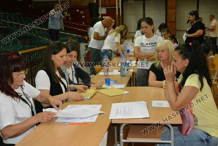 Подвижни секции от Минерални бани първи предадоха бюлетините в РИК-Хасково