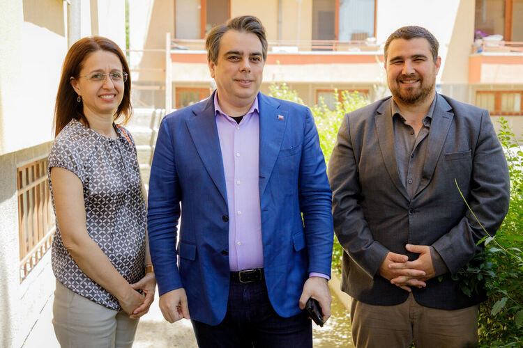 Асен Василев: Гласувах за България и за това злобата и завистта да не я унищожат