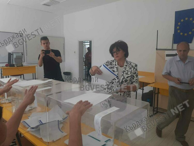 Цвета Караянчева:Гласувах за нормална  и стабилна държава!