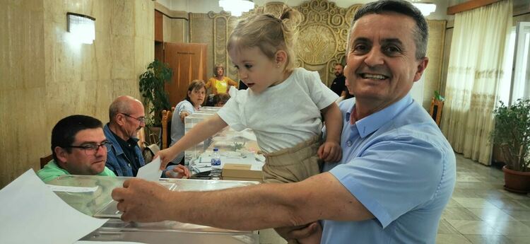 Д-р Красимир Събев гласува с внучката си на ръце