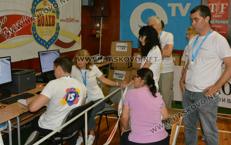 Подвижни секции от Минерални бани първи предадоха бюлетините в РИК-Хасково