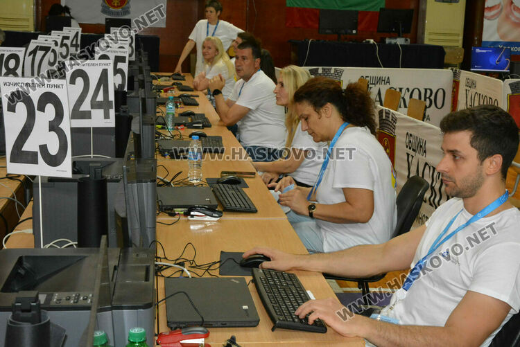 Подвижни секции от Минерални бани първи предадоха бюлетините в РИК-Хасково