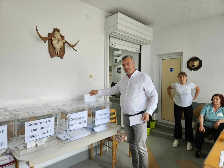 Eмил Хумчев: Гласувах за достоен живот, достойни доходи, достойна България, мирна Европа