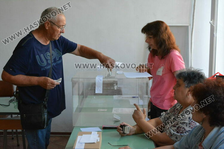 Проблеми с две машини и жалба в началото на изборния ден в Хасковска област