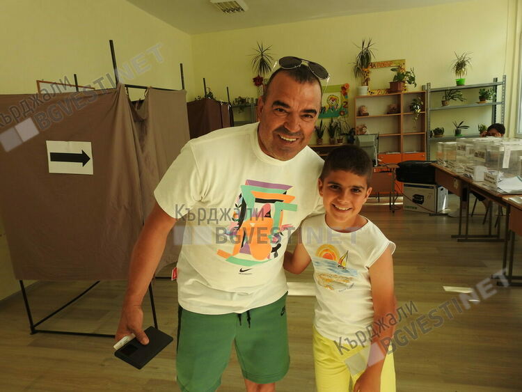 Кърджалийци излязоха да гласуват по хладно в сутришните часове,даже имаше опашки пред секции