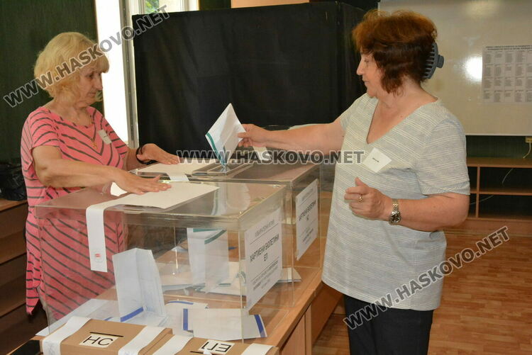 Проблеми с две машини и жалба в началото на изборния ден в Хасковска област