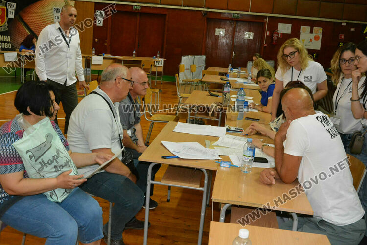 Подвижни секции от Минерални бани първи предадоха бюлетините в РИК-Хасково