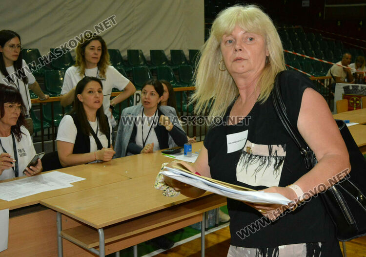 Подвижни секции от Минерални бани първи предадоха бюлетините в РИК-Хасково