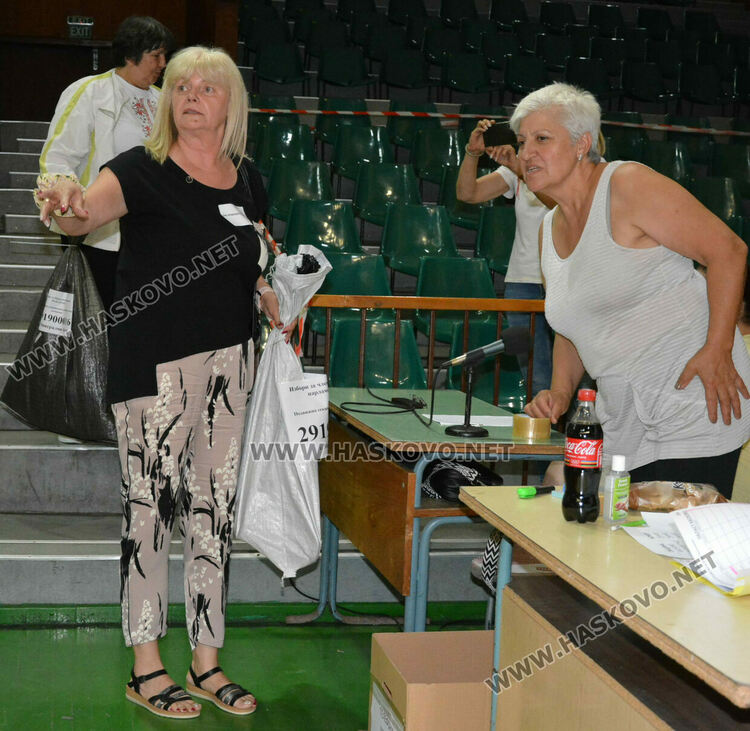 Подвижни секции от Минерални бани първи предадоха бюлетините в РИК-Хасково