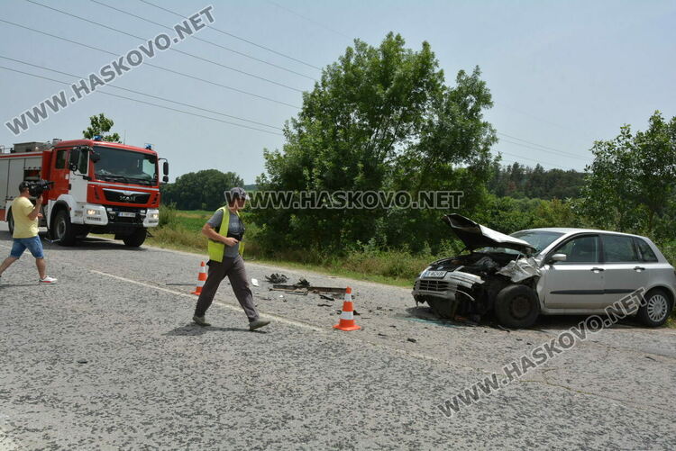 Дете и двама водачи пострадаха при катастрофа между Хасково и Клокотница