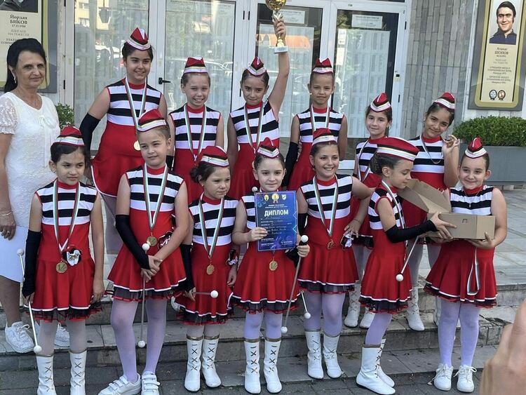 Пълен комплект медали донесоха мажоретките на СУ "Златаров"