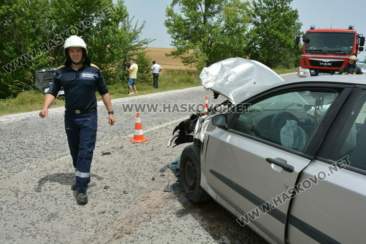 Дете и двама водачи пострадаха при катастрофа между Хасково и Клокотница