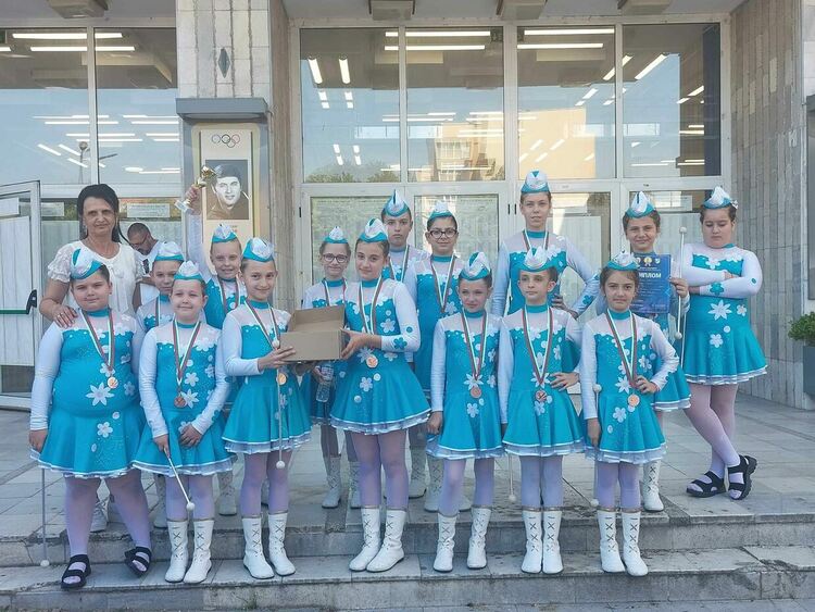 Пълен комплект медали донесоха мажоретките на СУ "Златаров"