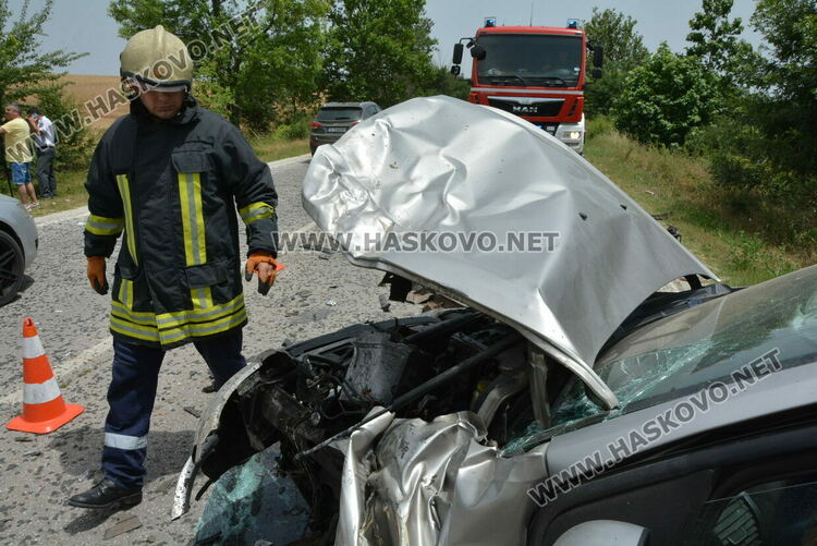 Дете и двама водачи пострадаха при катастрофа между Хасково и Клокотница