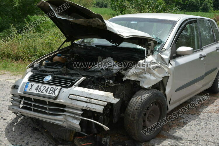 Дете и двама водачи пострадаха при катастрофа между Хасково и Клокотница