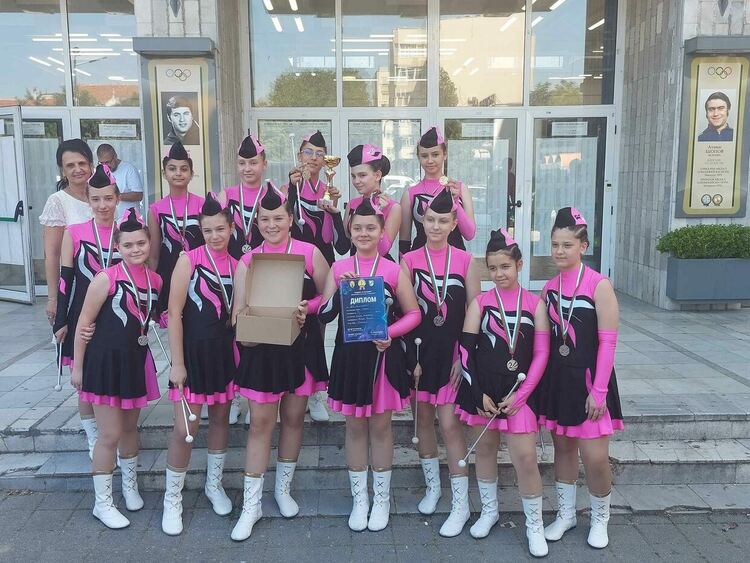 Пълен комплект медали донесоха мажоретките на СУ "Златаров"