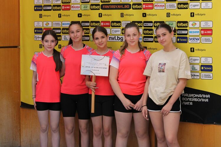 Отборите по бадминтон на СУ "Златаров" са с медали от финалите на ученическите игри