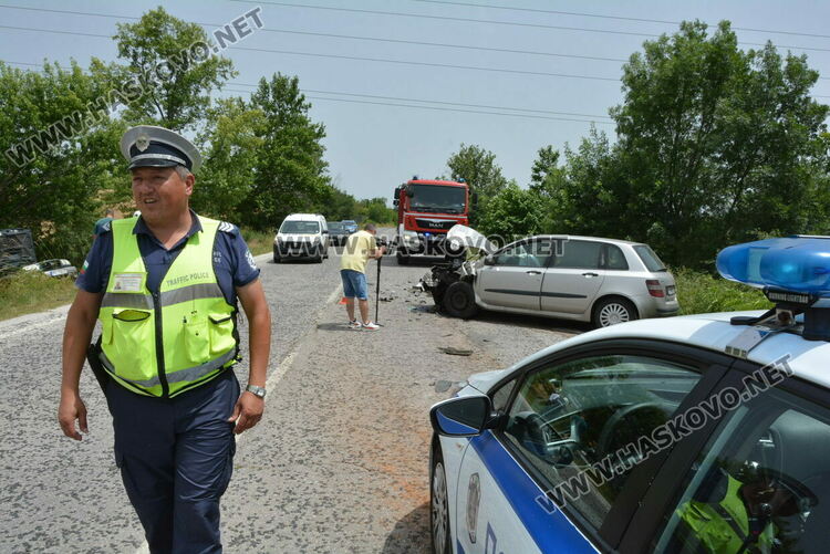 Дете и двама водачи пострадаха при катастрофа между Хасково и Клокотница