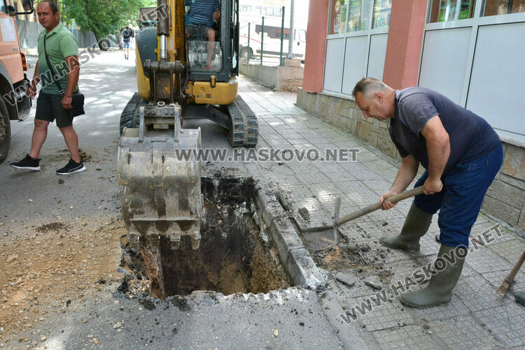 Затвориха улицата край зала „Спартак“ заради ВиК авария