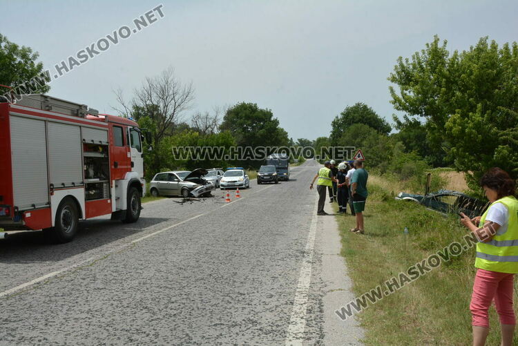 Дете и двама водачи пострадаха при катастрофа между Хасково и Клокотница