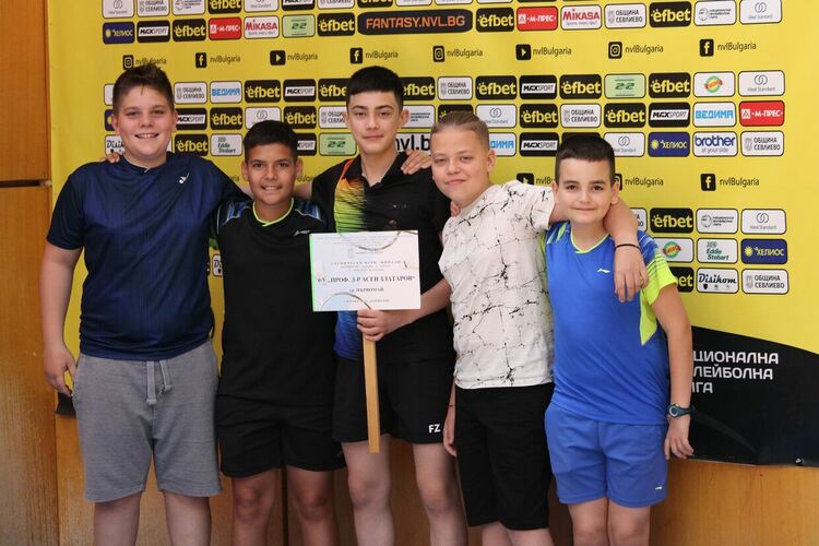 Отборите по бадминтон на СУ "Златаров" са с медали от финалите на ученическите игри