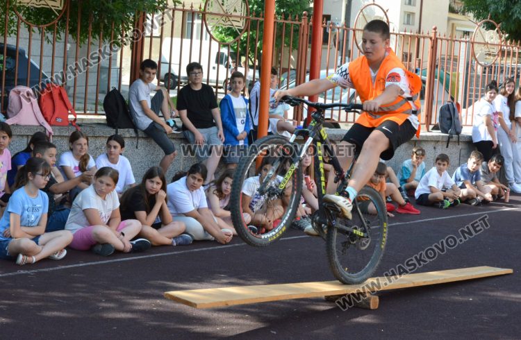 Ученици от „Климент“ показаха майсторско управление на велосипед