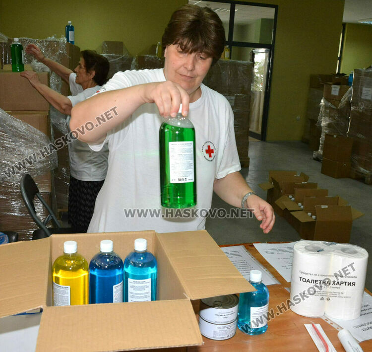 БЧК раздава хранителни и хигиенни продукти на нуждаещи се в Хасково