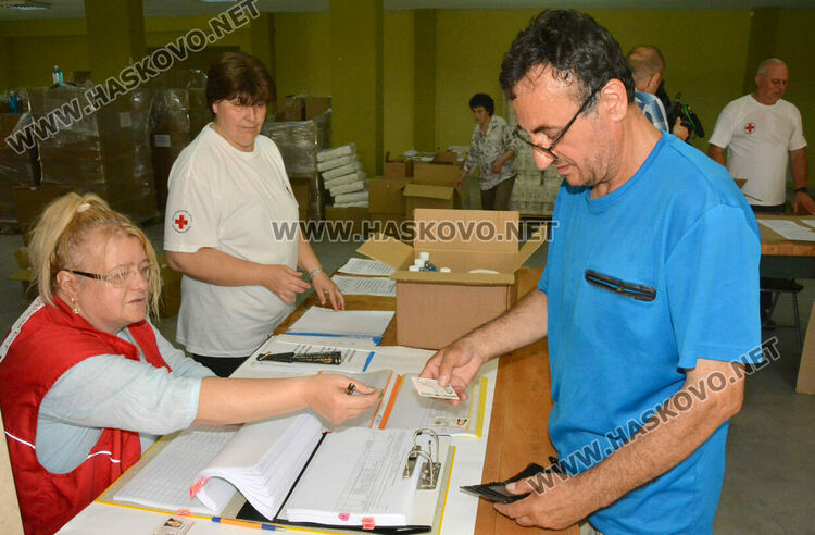 БЧК раздава хранителни и хигиенни продукти на нуждаещи се в Хасково