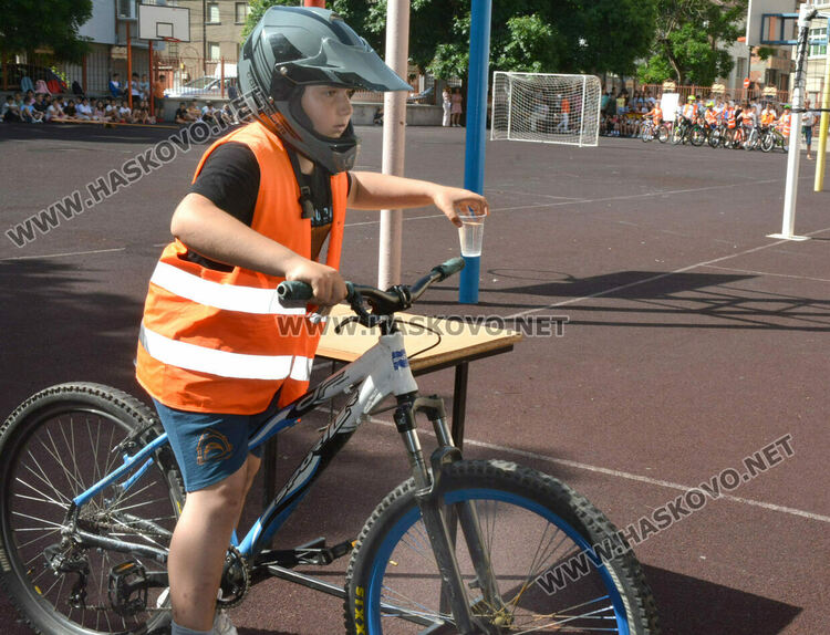 Ученици от „Климент“ показаха майсторско управление на велосипед