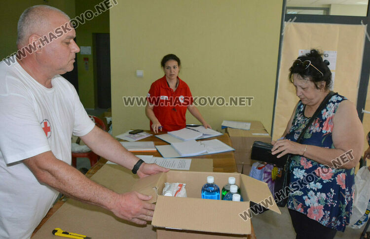 БЧК раздава хранителни и хигиенни продукти на нуждаещи се в Хасково