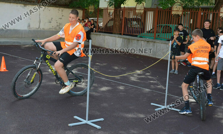Ученици от „Климент“ показаха майсторско управление на велосипед