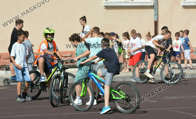 Ученици от „Климент“ показаха майсторско управление на велосипед