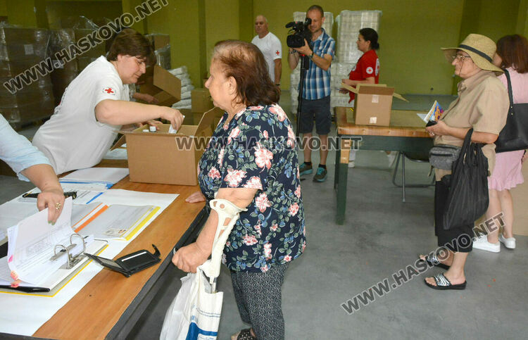 БЧК раздава хранителни и хигиенни продукти на нуждаещи се в Хасково