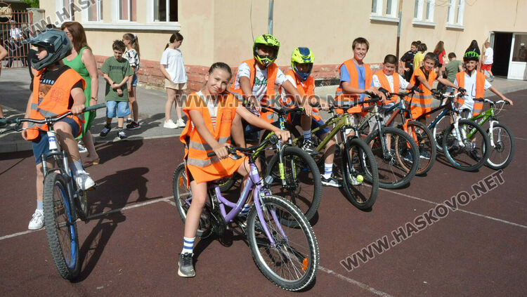 Ученици от „Климент“ показаха майсторско управление на велосипед