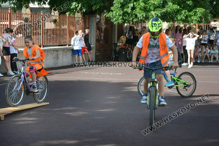 Ученици от „Климент“ показаха майсторско управление на велосипед