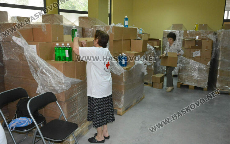 БЧК раздава хранителни и хигиенни продукти на нуждаещи се в Хасково
