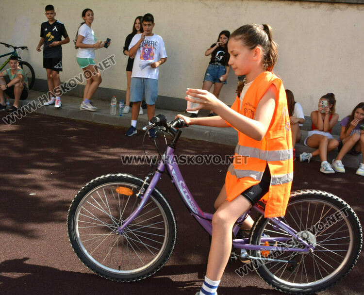 Ученици от „Климент“ показаха майсторско управление на велосипед