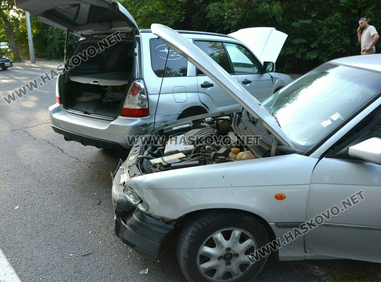 Опел и Субару се разбиха до жп гарата в Хасково