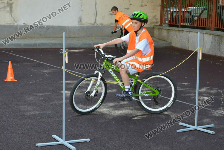 Ученици от „Климент“ показаха майсторско управление на велосипед