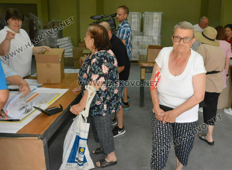 БЧК раздава хранителни и хигиенни продукти на нуждаещи се в Хасково