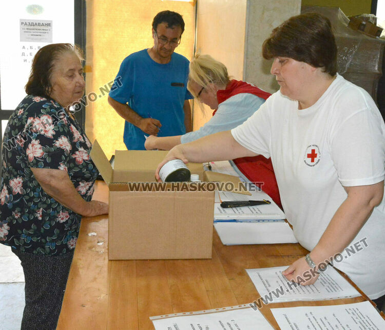 БЧК раздава хранителни и хигиенни продукти на нуждаещи се в Хасково