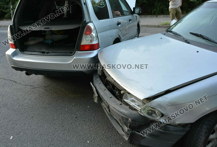 Опел и Субару се разбиха до жп гарата в Хасково