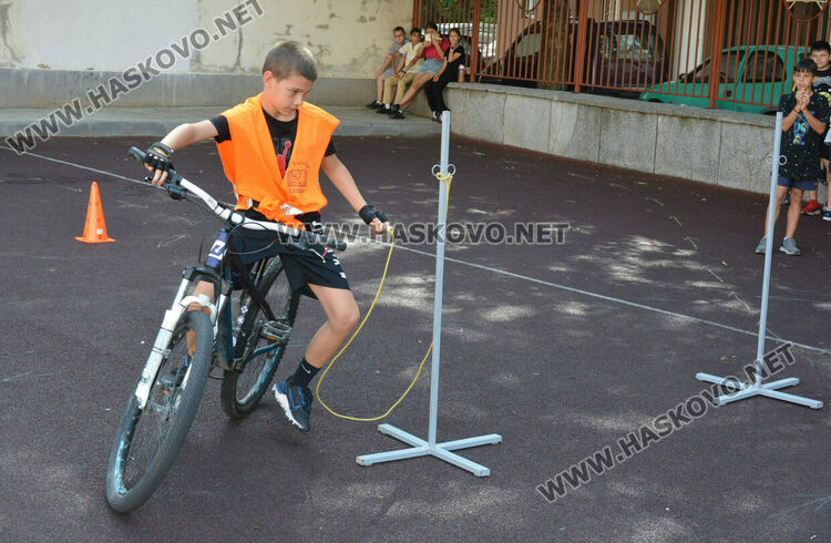 Ученици от „Климент“ показаха майсторско управление на велосипед