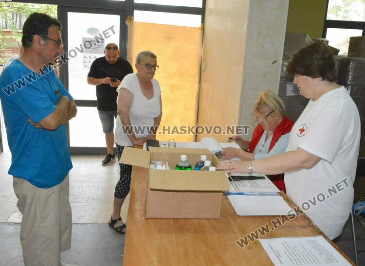 БЧК раздава хранителни и хигиенни продукти на нуждаещи се в Хасково