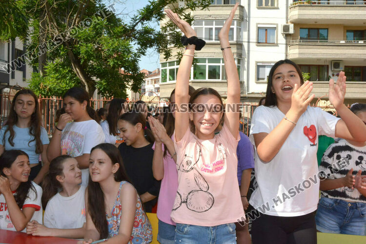 Ученици от „Климент“ показаха майсторско управление на велосипед