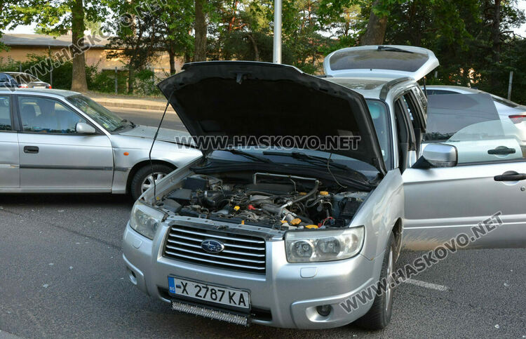 Опел и Субару се разбиха до жп гарата в Хасково