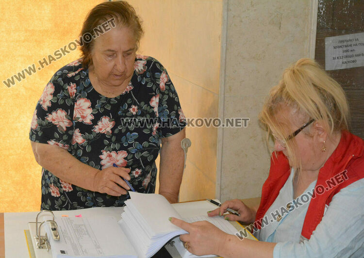 БЧК раздава хранителни и хигиенни продукти на нуждаещи се в Хасково