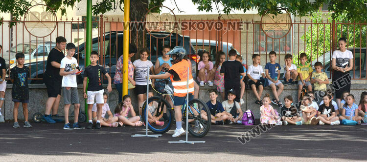 Ученици от „Климент“ показаха майсторско управление на велосипед