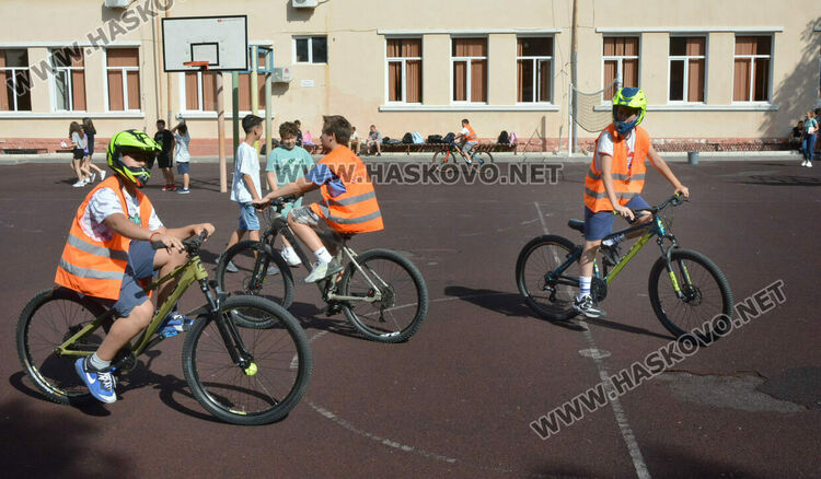 Ученици от „Климент“ показаха майсторско управление на велосипед